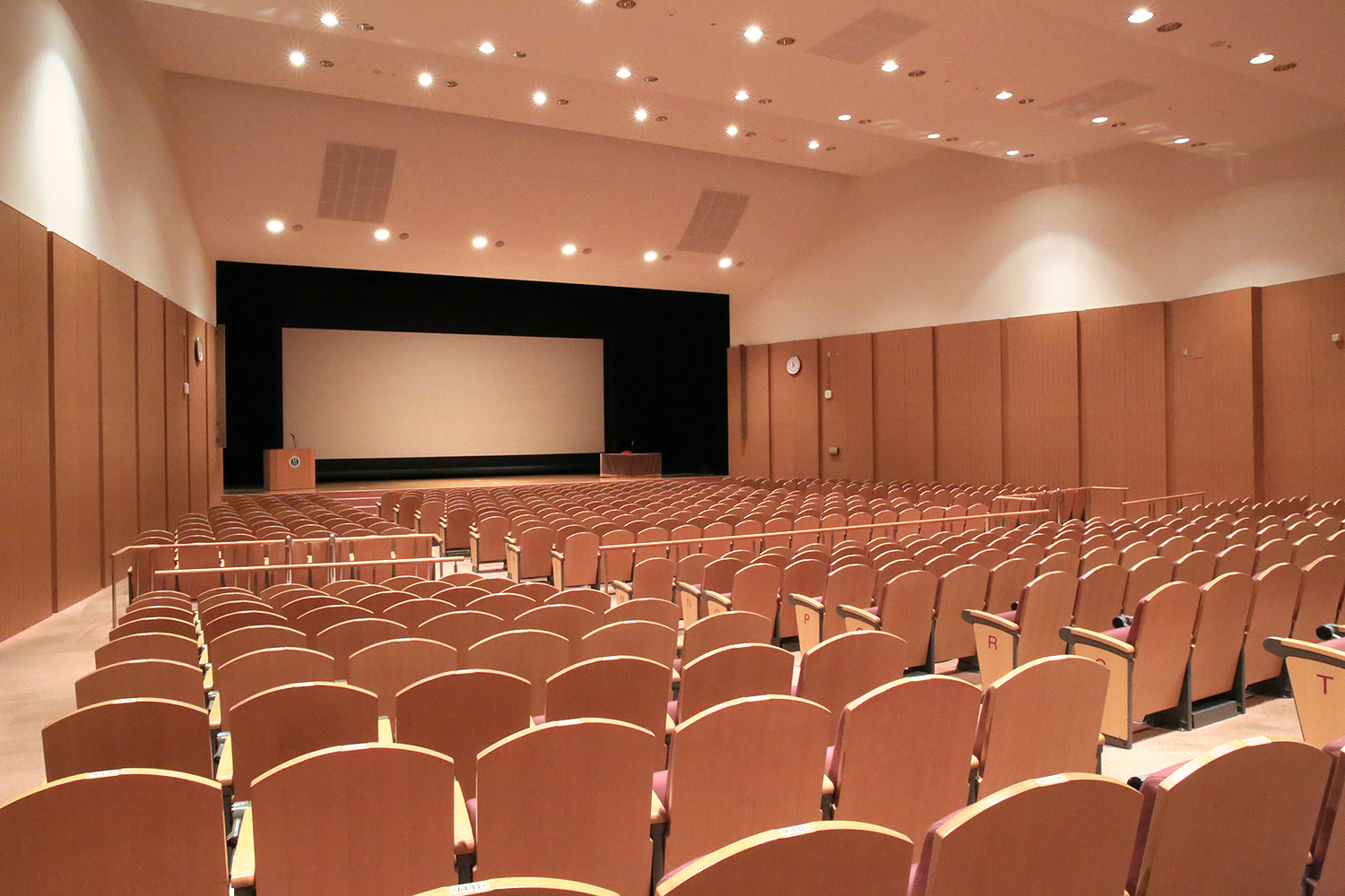 会場のどこにいても自然でクリアに聞こえる音へ。
九州大学医学部　百年講堂にJBL PROFESSIONAL Intellivoxを導入